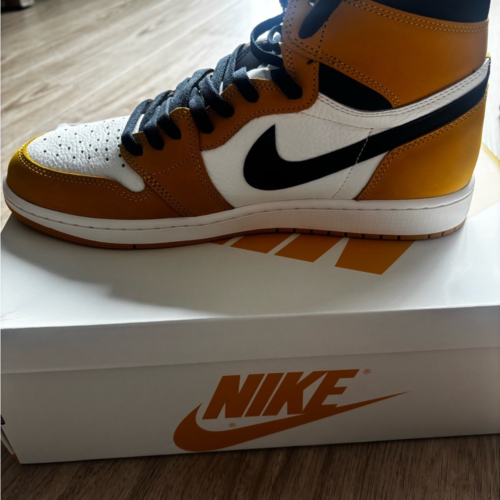 Jordan Men's Sneakers - Black, White, and Gold